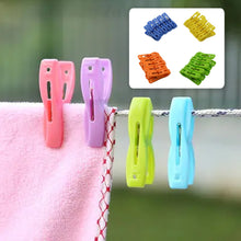 Set of 20 plastic clothes pins.